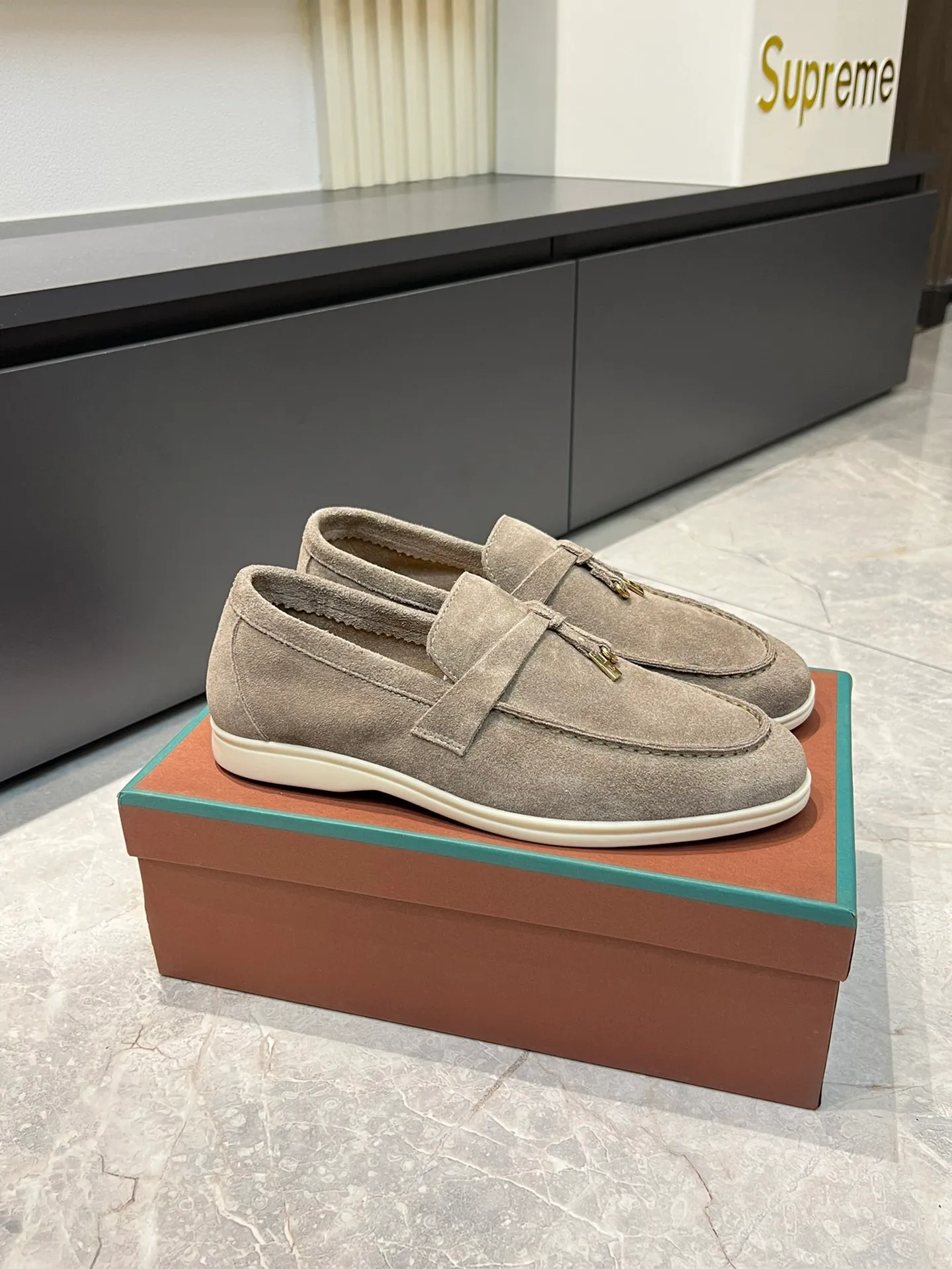 Men's shoes 💰p360 "Loro men's shoes 💰pian'*" Classic L men's shoes for couples 💰p Top version British flat loafers, a must-have item in old money style, the minimalist design is eye-catching and durable, a plus point for dressing The soft foot feel and texture are outstanding. They don’t scratch your feet and are very nice. They are matched with soft and waxy soles. They can be worn daily for a long time without getting tired. They are easy to wear, versatile and classic items, with perfect foot feel and texture! Imported cashmere fabric, the lining is made of imported A-grade water-dyed cow lining, the top version of the genuine leather midsole is sewn with pure handmade mark thread! Size: Female 35-40 (34. Customized) Male 38-44 (45.46. Customized)